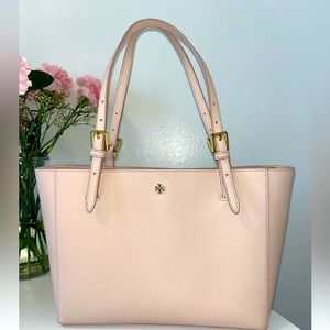 Tory Burch light pink purse in like new condition.